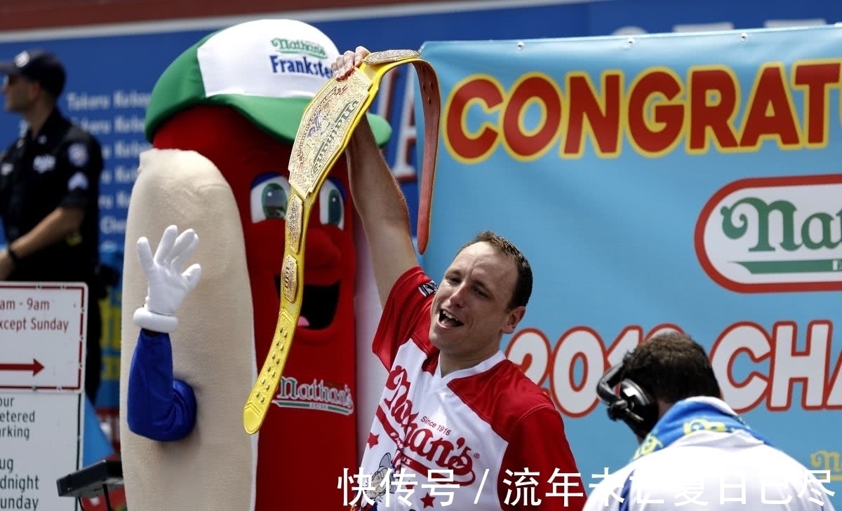 奇葩“吃香肠”比赛,10分钟内吃完74只热狗,各种表情太遭罪