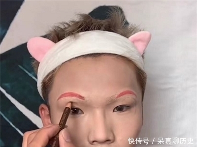 小哥哥仿妆“波妞”走红，开头：来看看笑话，最后：有两个鼻子？