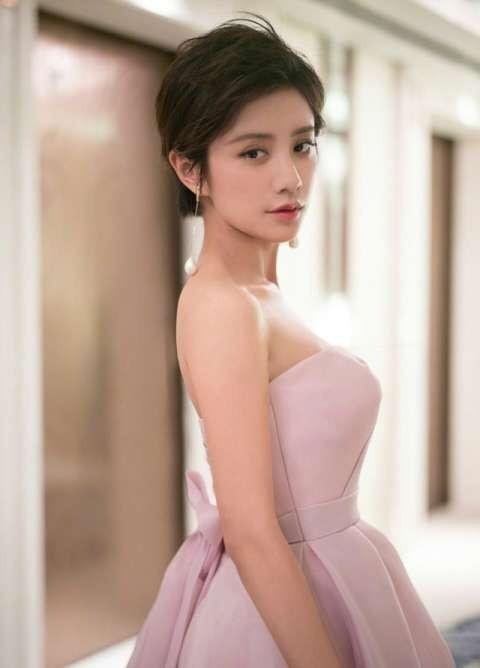 知名女主持現(xiàn)場失誤，漏穿一件衣服，身旁的張國立60分鐘沒敢轉(zhuǎn)頭