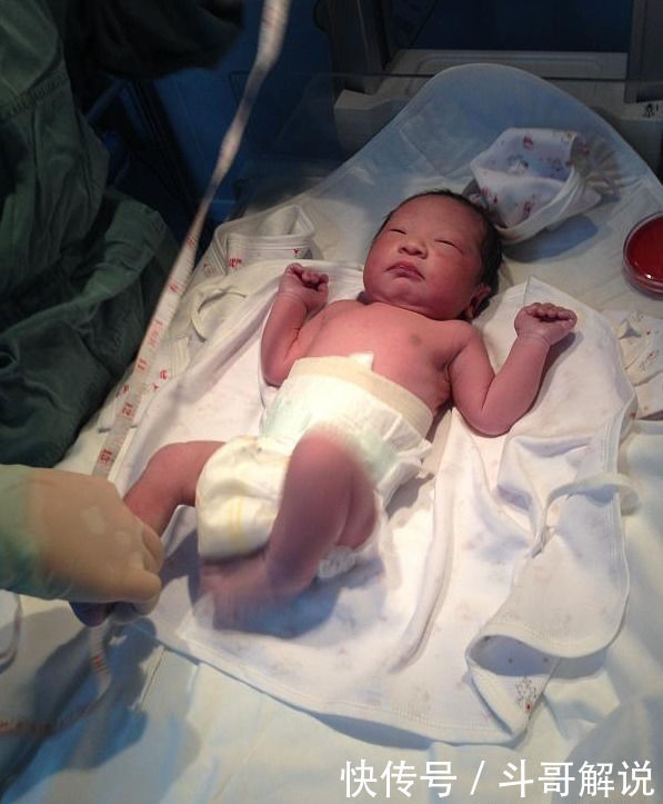 产妇被告知生的男孩，第二天却翻盘成小公主，查看监控一家人乐了
