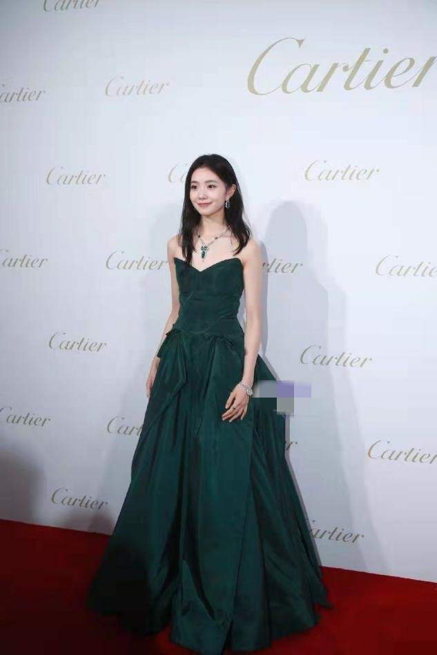 刘浩存|谋女郎刘浩存亮相活动,墨绿长裙穿出寡淡感,清淡妆容太没记忆点