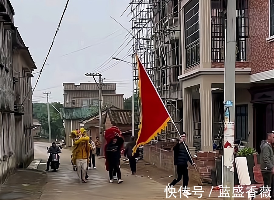 佳节|全红婵老家欢度春节!举旗舞狮挨家拜年,红姐家成重点拜年对象!
