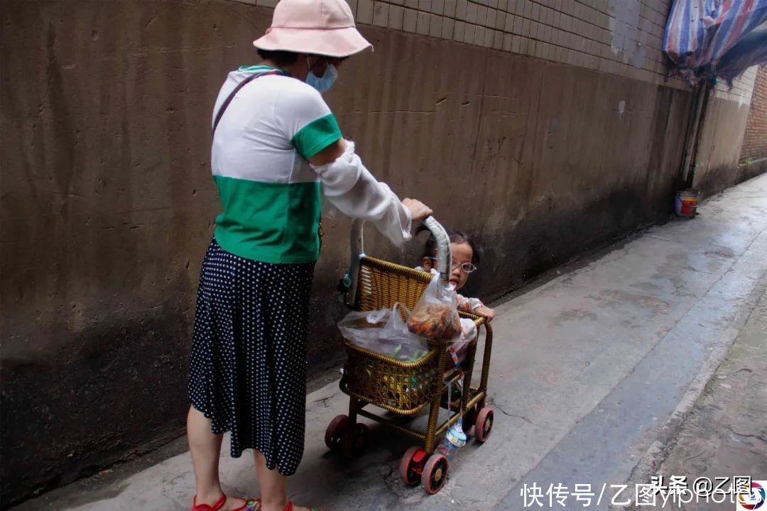 独子|残疾妈妈独子溺亡后，42岁借钱做试管婴儿，迎来女儿也迎来了悲剧