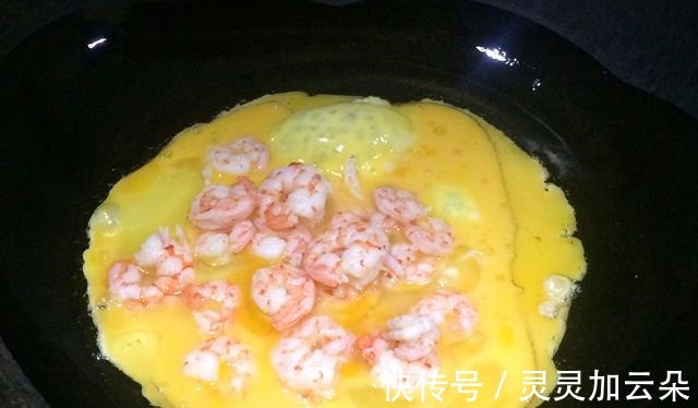 虾仁跟鸡蛋搭配在一起,营养翻倍,常做给孩子吃!