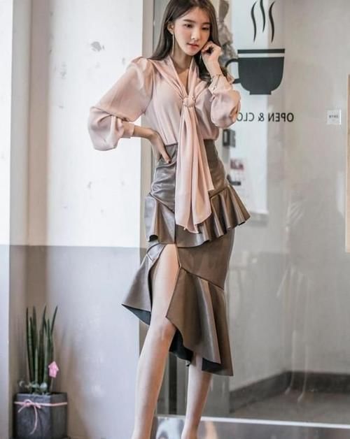 美女街拍：粉真丝衬衣配棕色皮裙， 流线型的质感， 质感十足