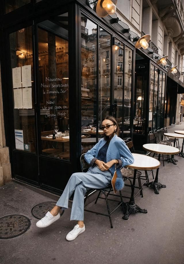 ?女人买大衣,就选这2个颜色,显白显年轻,明年穿都不过时