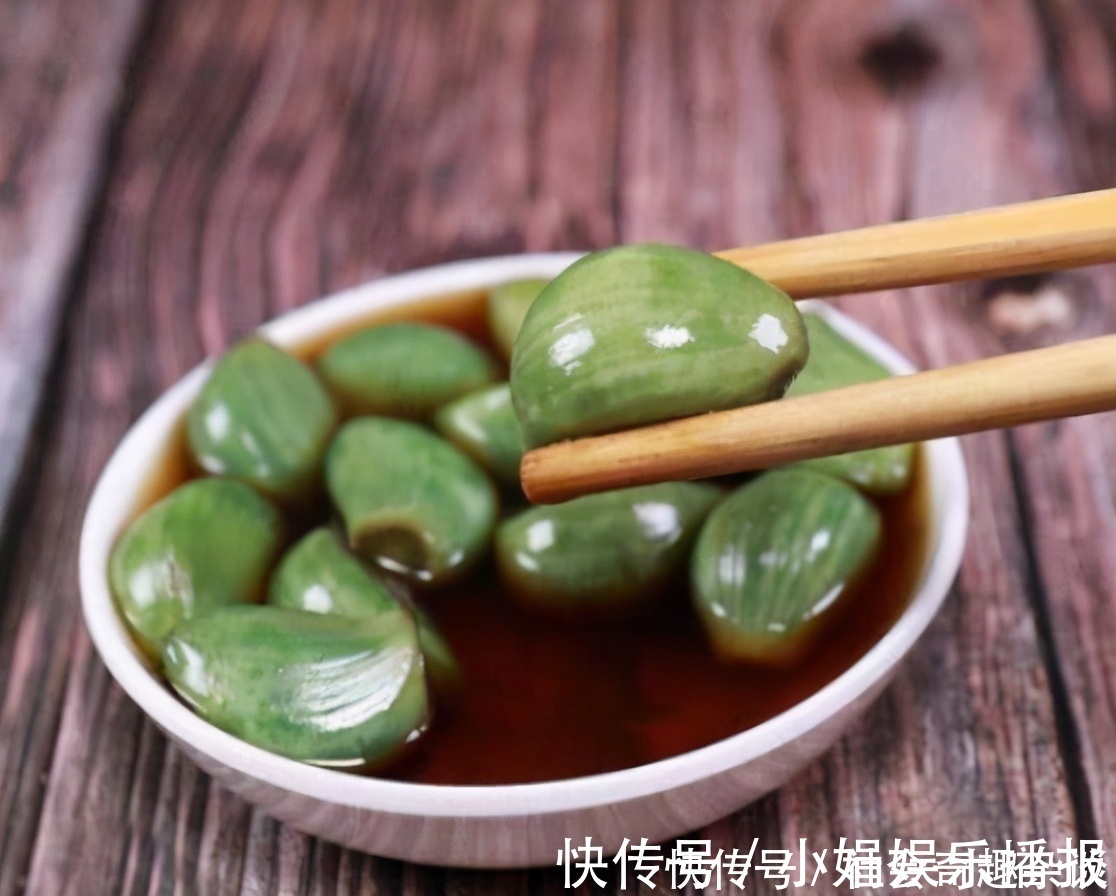 腌腊八蒜,别直接加醋泡!牢记4点,1天变绿,酸香脆爽,超简单