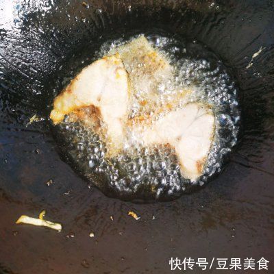  ??黄焖罗非鱼块这样做也太好吃了，每天下饭都靠它