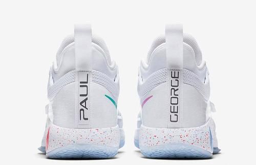 耐克PG 2.5联名索尼篮球鞋，最大的亮点依然是呼吸灯！