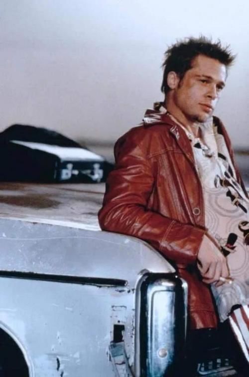 最近火了一种穿搭叫“皮衣+半身裙”，时髦保暖，冬天就这样穿