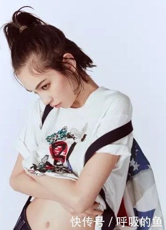 丸子头已经不实行了,今年流行苹果头,减龄显脸小