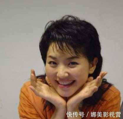 她在央视努力10年不曾转正，无奈离开却走红，今回归央视成评委