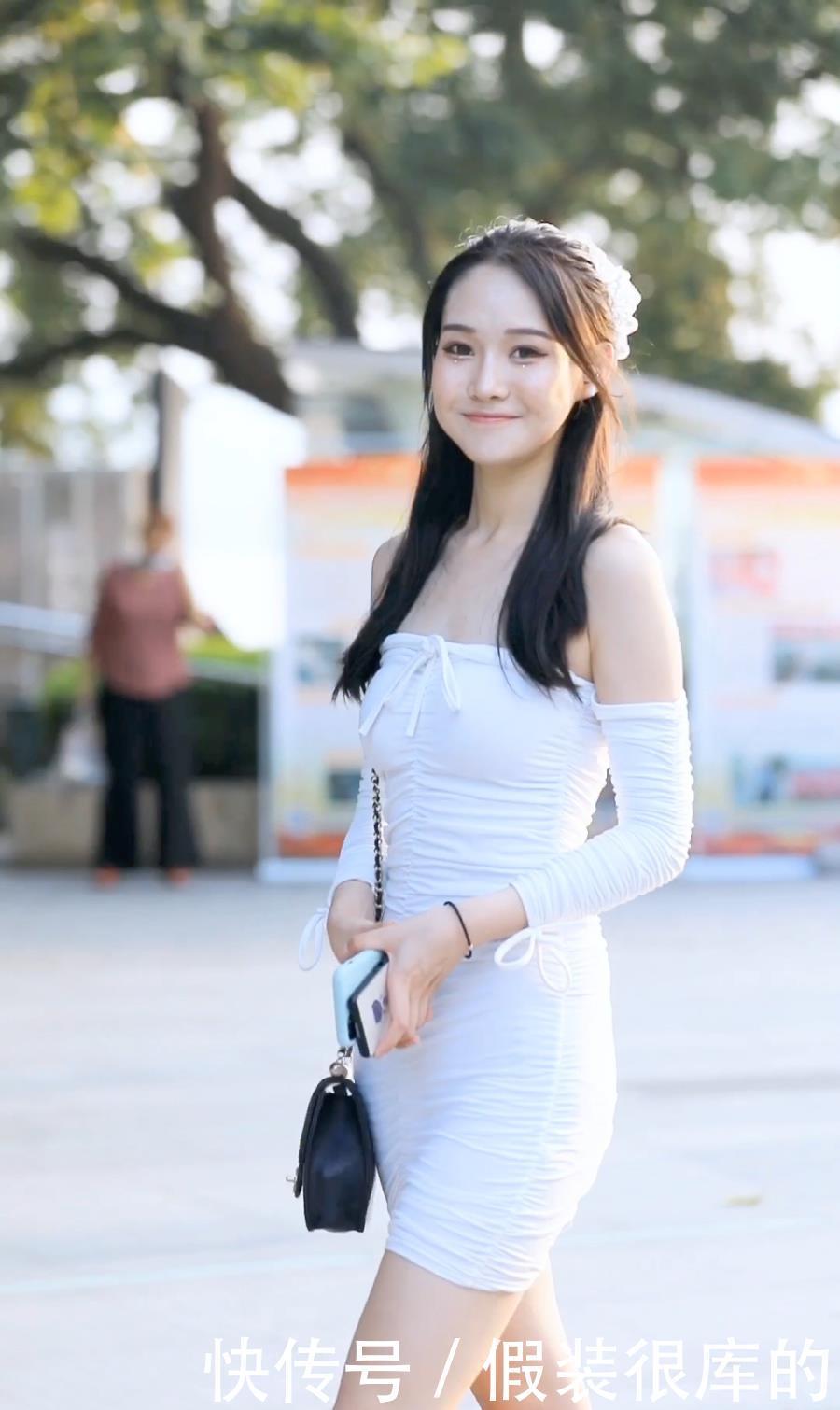 清纯的小姐姐,抹胸连衣裙尽显女神气质,微微一笑宛若初恋