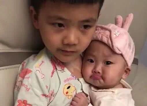 妈妈|妹妹犯错被妈妈教训了之后,一脸委屈地扑进哥哥怀里,画面温馨!