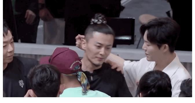 赵文卓|李云迪怎么是这样的人?他3次无处安放的小手,真得有点搞笑