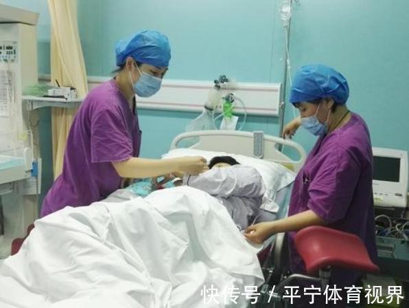 怀孕期间|男孩陪46岁妈妈待产,被医生夸赞孝顺,孕妈:他是宝宝的爸爸