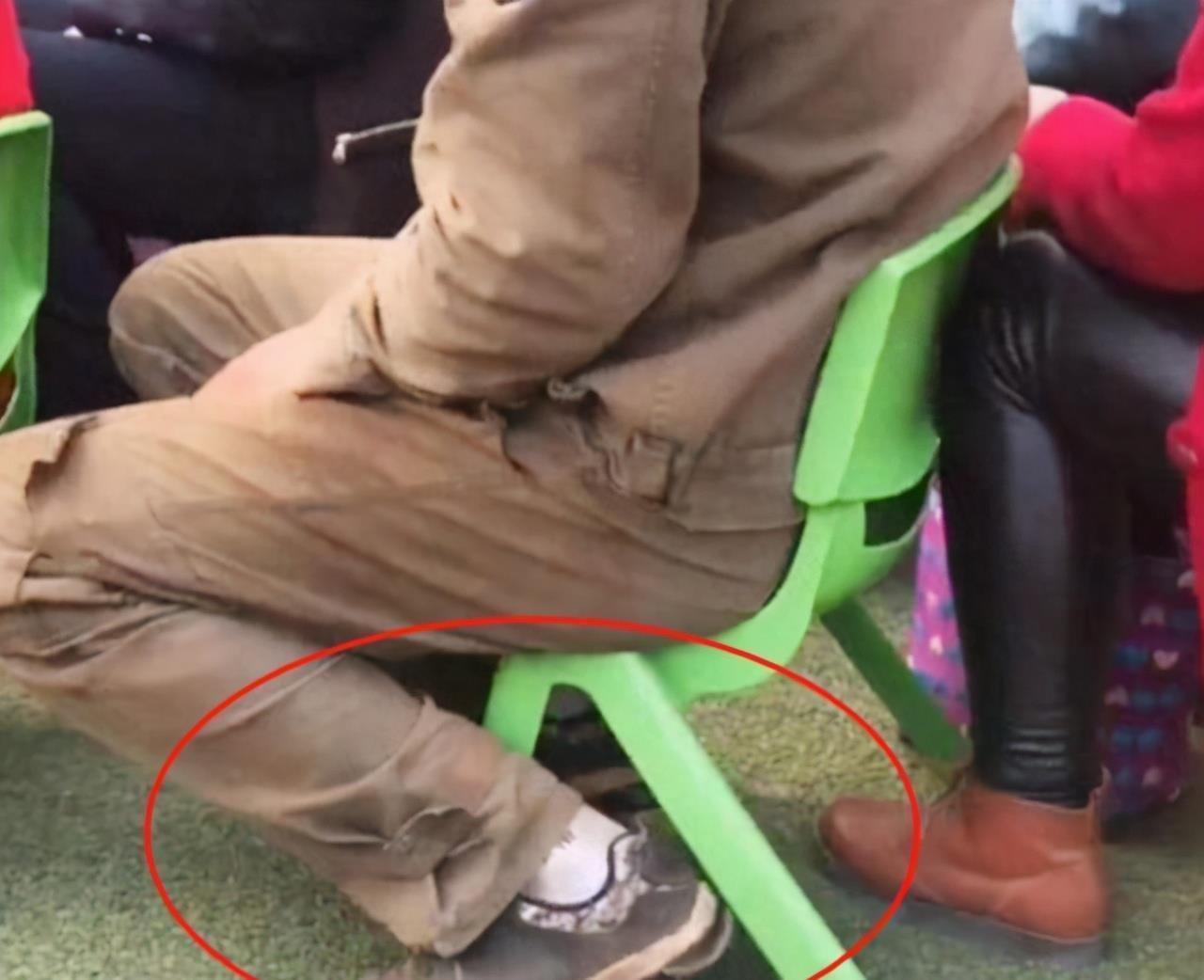 “你妈妈裙子这么短，不害臊”宝妈盛装参加家长会，孩子却被嘲笑