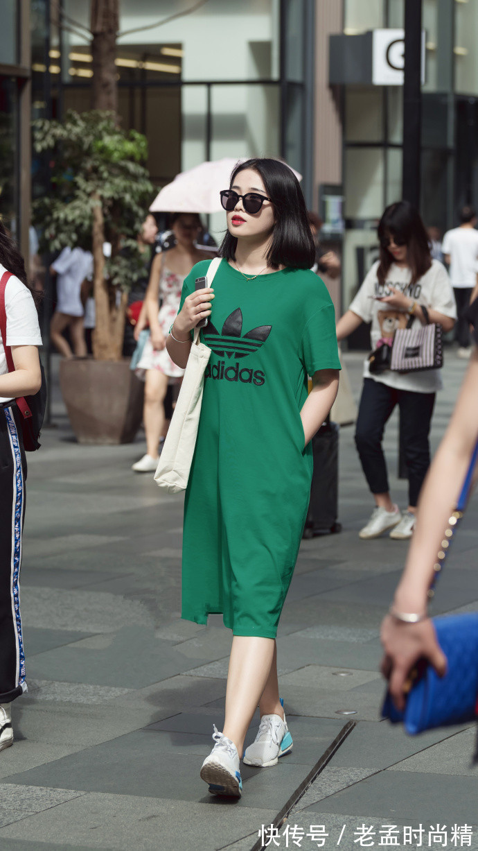 女神|成都街拍,靓丽半身裙,轻松打造女神范!