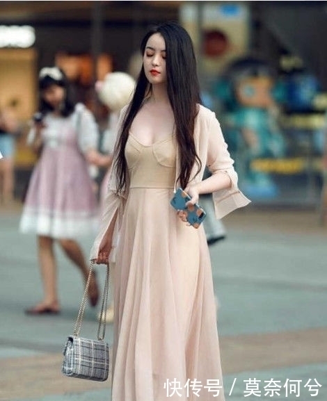 街拍:身材苗条的小姐姐,出行黑色条纹短裙,时尚又大气