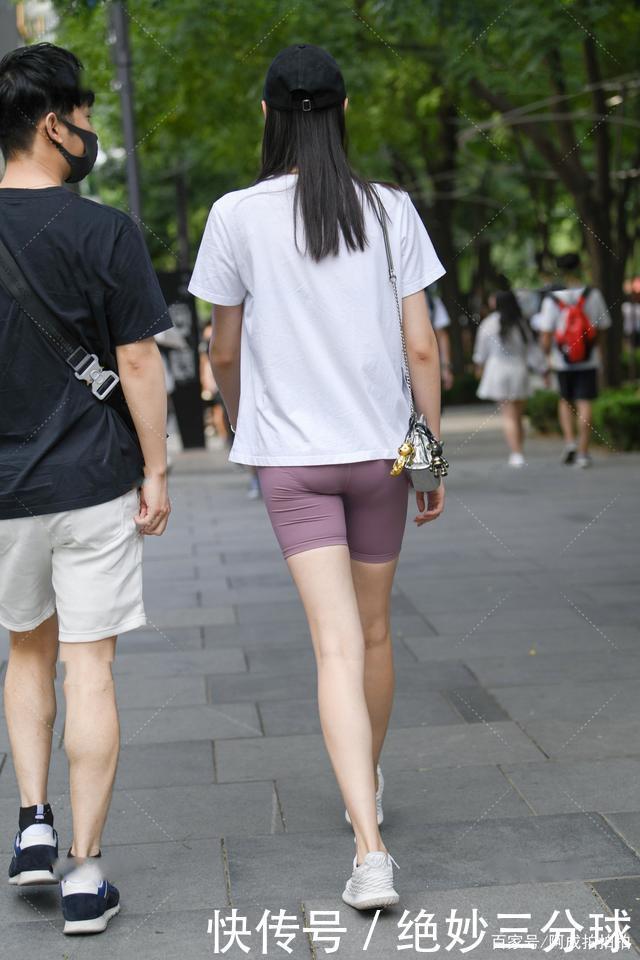 修身|纯白T恤简单百搭,紫色运动短裤修身时尚,减龄又洋气