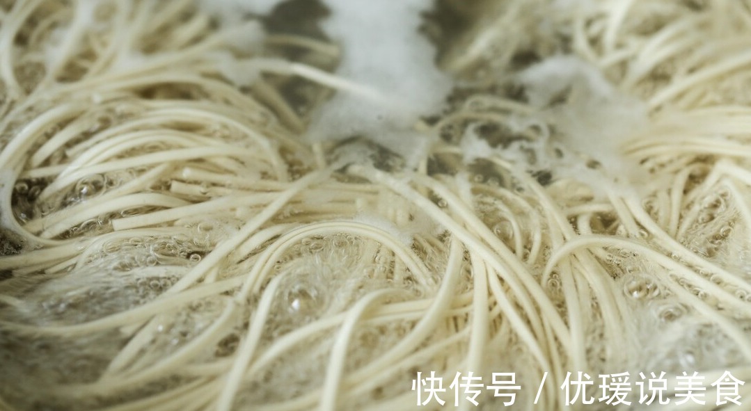 煮面条最忌水开下锅，面馆师傅一语道破，2步煮面劲道还爽滑