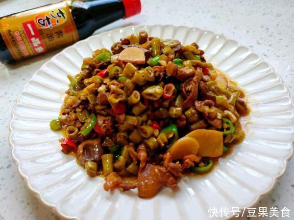 鲜美|#不容错过的鲜美滋味#够酸爽过瘾的湖南菜酸豆角炒鸡杂