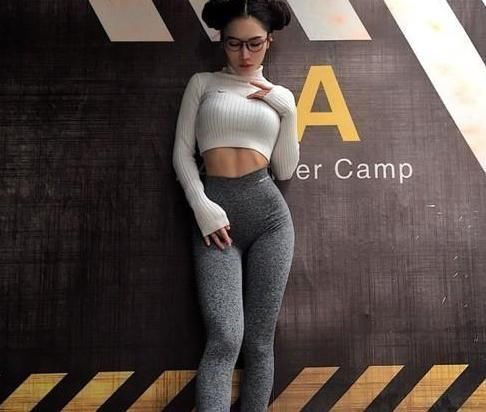 运动范的打底裤美女，展现绝佳的气质，回头率特别高