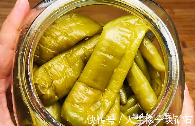 辣椒这样做太好吃了，不加一滴水，一次腌制20斤，放一年都不坏