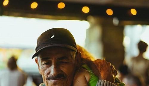 难以|爷爷带孙女一起睡觉从来不哭,宝妈得知缘由后,直呼“难以接受”