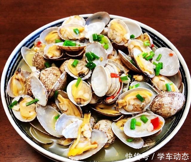 洗蛤蜊时,只加盐是错的!多加这一样,蛤蜊大喘气,把沙吐个精光