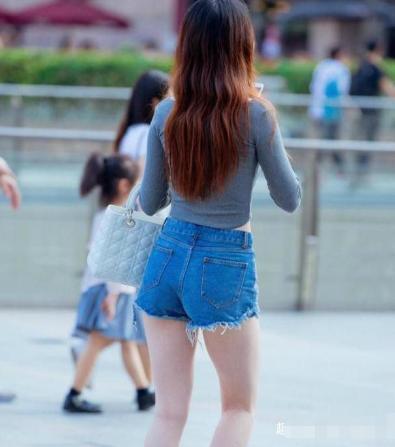 层次感|针织上衣搭配高腰牛仔短裤,随性时尚,有层次感