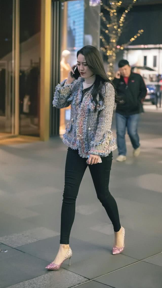 打底裤裤 背带牛仔裤,打造出十足的休闲范,看起来更加的年轻活力