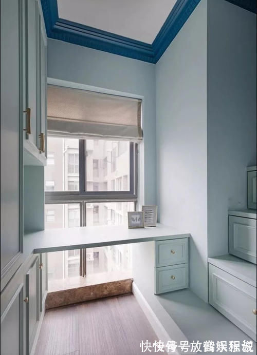 卧室|卧室别再靠床头装书桌了,换个位置省空间又美观,早知我也这么装