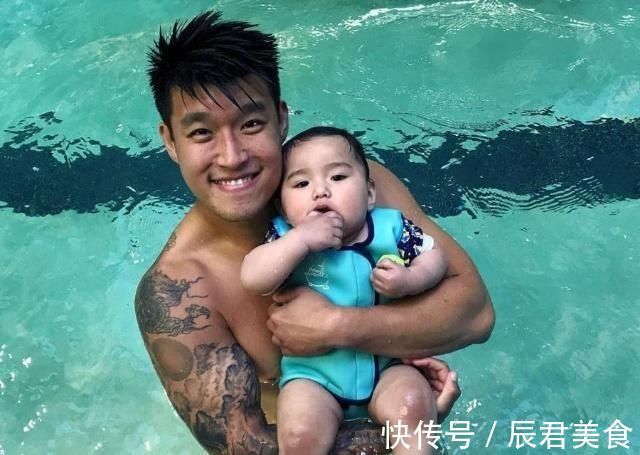 健身房|父母痴迷健身,孩子一岁腹肌线条明显,这怕是成年人都比不了吧