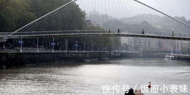 超现实主义@雕塑圈再出“魔性”创意,水中浮现的女孩,是吓人还是艺术?