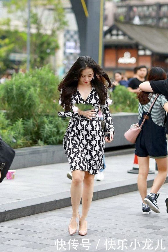 西装式领口设计，这样的长款连衣裙，黑白配色优雅大方