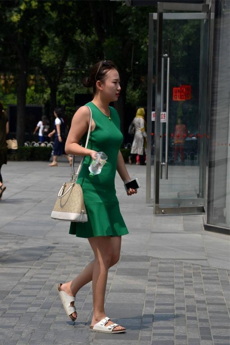 丝袜|街拍紧身裙遇上黑色丝袜，不经意间，被美女撩到了