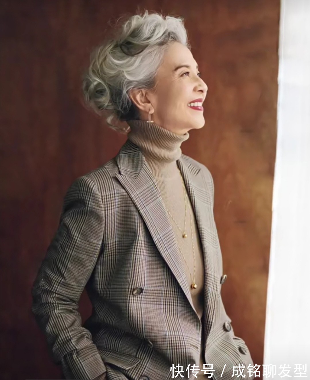 奶奶|这位花白发的大龄奶奶,靠穿搭美出优雅气质,真是年纪越大越时髦