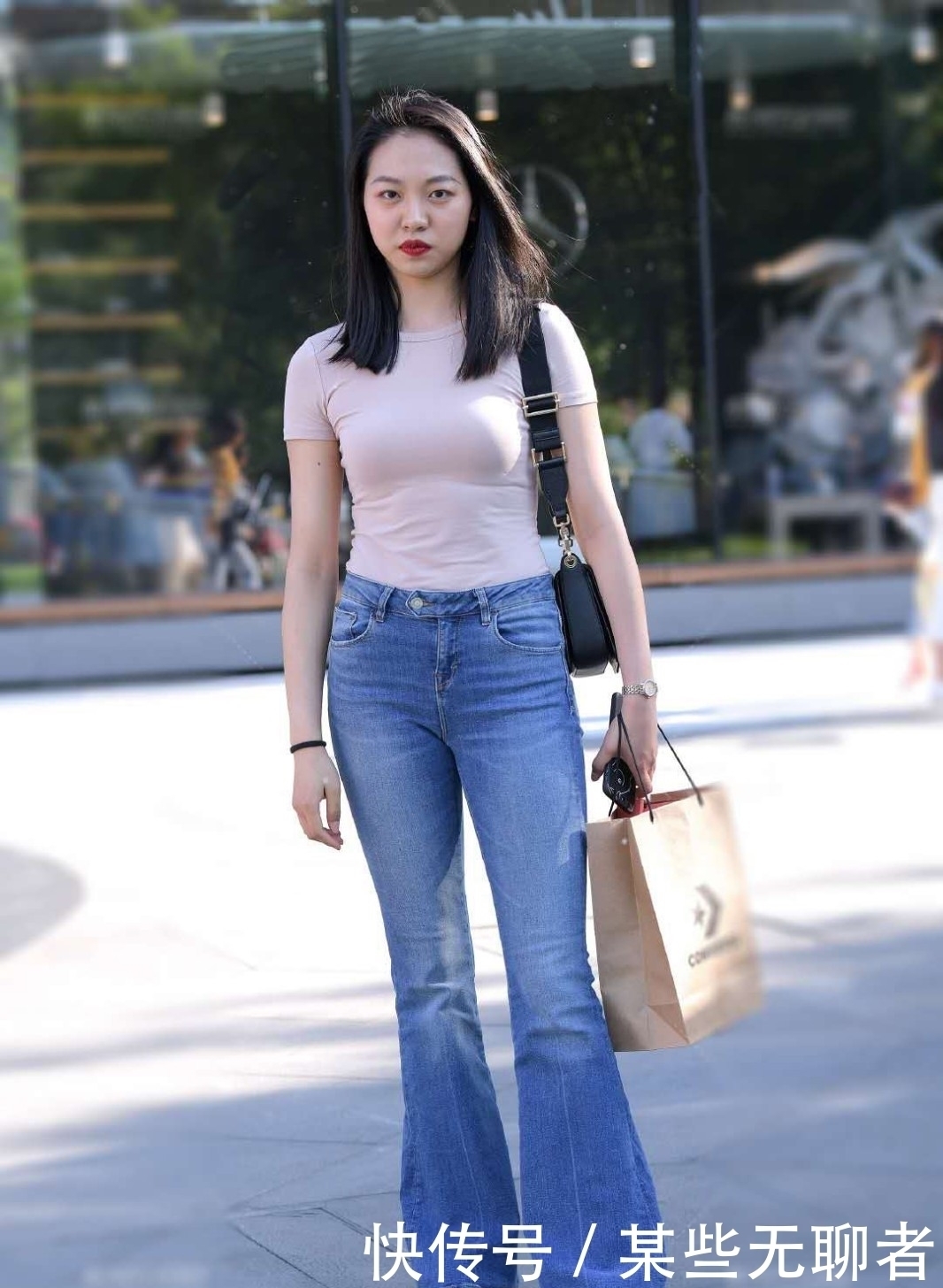 粉色|如何轻松玩转逛街穿搭?粉色紧身T恤+阔腿牛仔裤,高级感说来就来