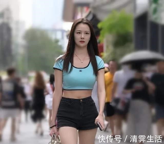 短袖T恤 青色短款短袖T恤,搭配黑色同款牛仔裤,穿出休闲时尚的美感