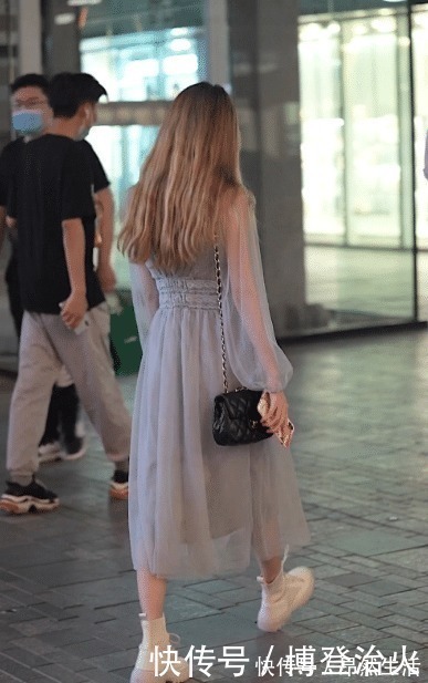 轻纱|街拍:身穿仙女裙的小姐姐,半透轻纱太优雅,微卷长发显气质