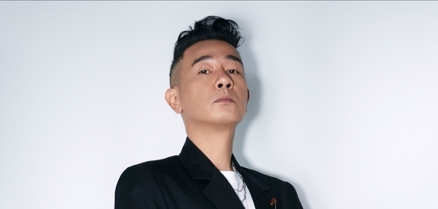 细节,从二三百人中选定33人,没有人设剧本