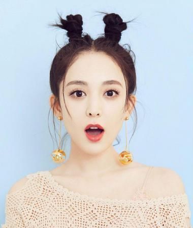 发型 发型师透露:女生这3种发型留久了,发际线会易上移,赶紧换了吧