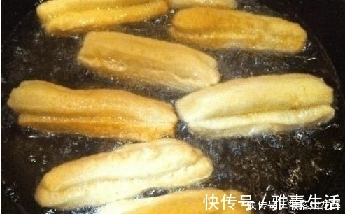 奶奶炸油条从不放酵母,用这3样来和面,油条蓬松酥脆,吃着健康