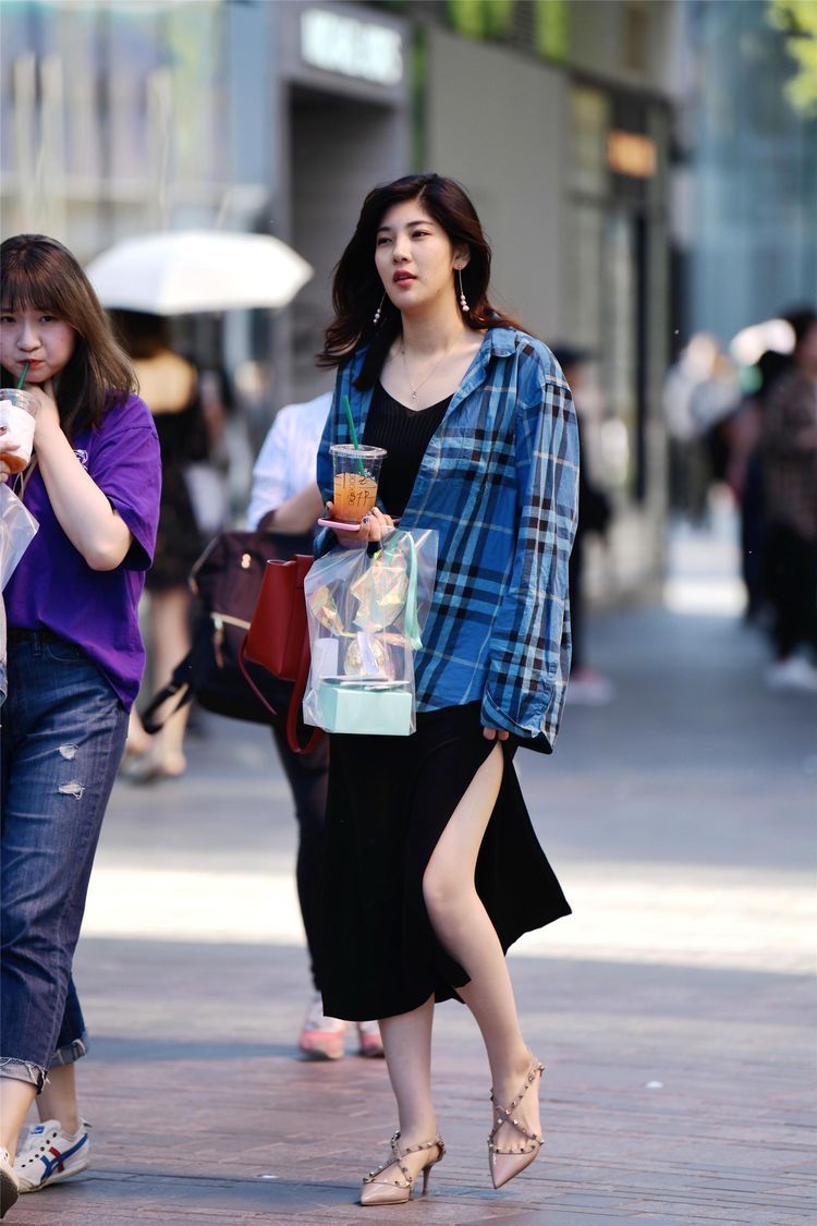 街拍:瑰姿艳逸的美女,一件黑色的吊带连体裤,时尚唯美好身材