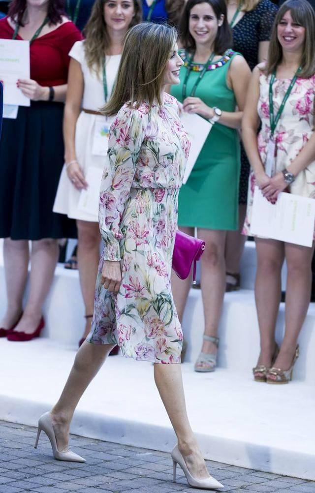 西班牙王后尴尬了，穿上万元抹胸连衣裙，却被老气“蜘蛛鞋”抢镜