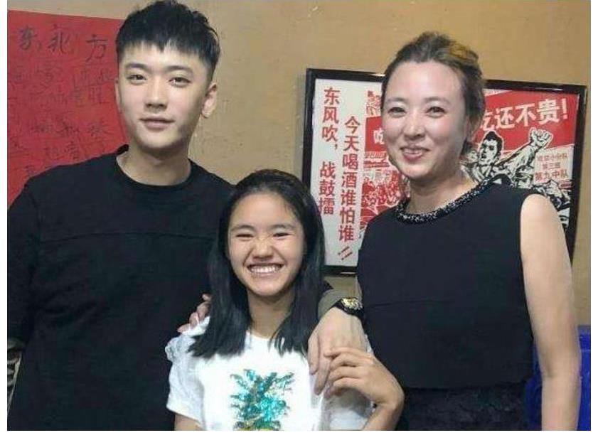 城市妈妈|《变形计》中农村“好命娃”,节目录完被富妈抚养,今成富家千金