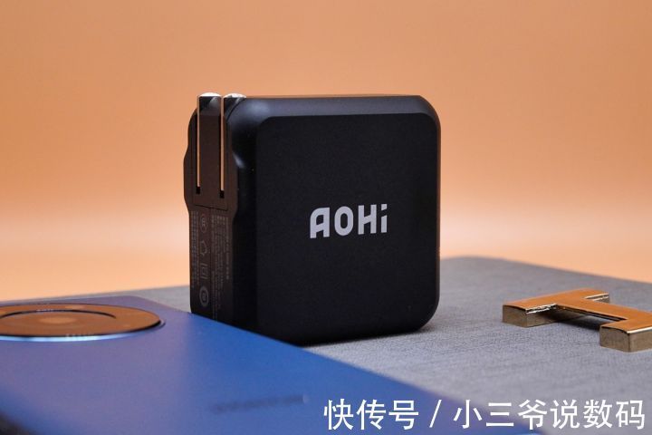 双口|Aohi 100W双口充电器：小巧一拖二设计，稳稳的快充体验