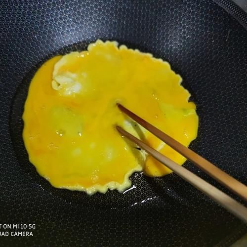 菠菜鸡蛋，是一款清爽的菜，不油腻