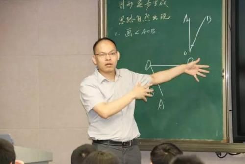 学生上课传纸条“被截胡”，老师笑出鱼尾纹：你们都是人才啊！